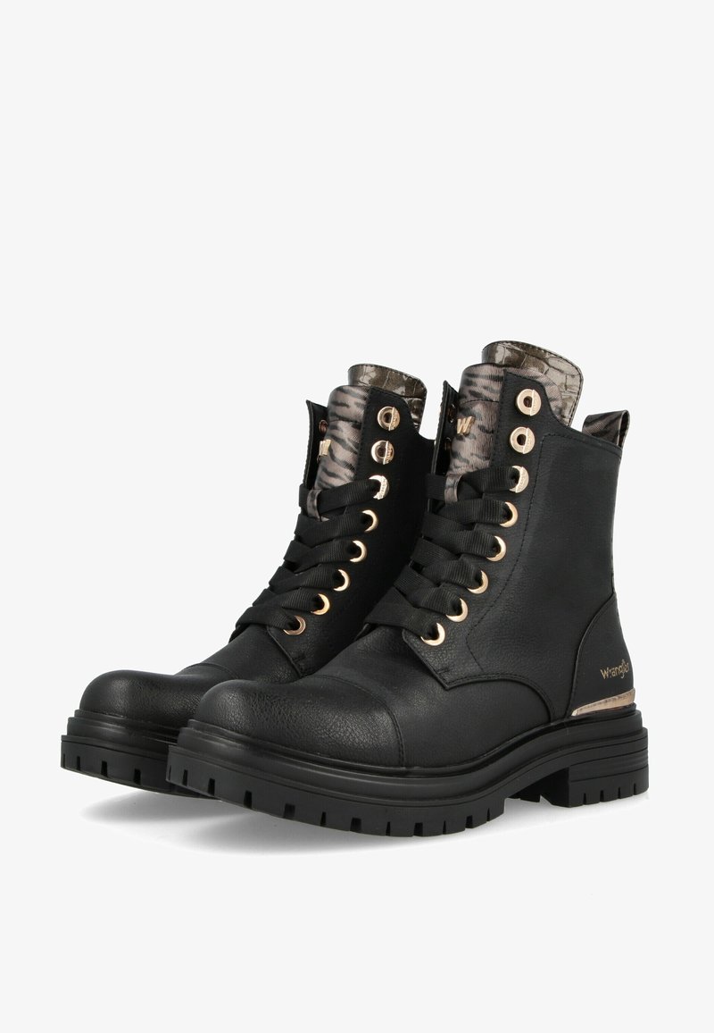 Bottes noires en cuir avec œillets et lacets dorés ; tige texturée avec doublure à motifs ; semelle en caoutchouc épaisse et rainurée.