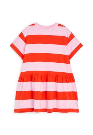 Robe à manches courtes avec larges rayures horizontales rouges et roses et un détail froncé à la taille.