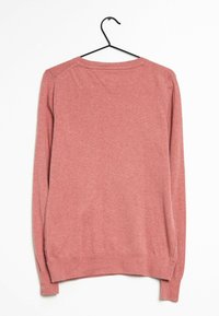 Sweter z długim rękawem i okrągłym dekoltem w miękkim odcieniu różu. G�ładki materiał z prążkowanymi mankietami i dolnym brzegiem, z bezszwowym designem w okolicy ramion.