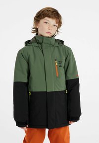 Veste isolée verte et noire avec capuche, dotée d'une poche zippée orange, de poches latérales zippées et de poignets ajustables.