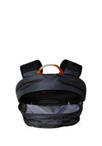 Mochila preta com alças ajustáveis, pega em tecido, fecho de zíper e interior cinza. Possui um design almofadado para conforto e durabilidade.