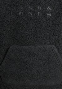 Hoodie en polaire noir avec une surface texturée, poche frontale et logo en relief. Matière douce avec une coupe ajustée.