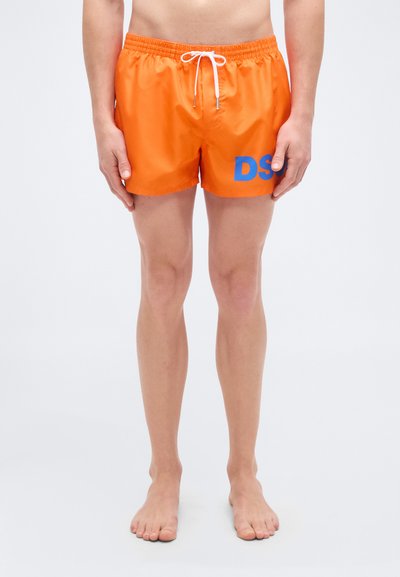 Shorts de bain orange en tissu léger, avec une ceinture élastique dotée d'un cordon blanc et un imprimé bleu "DS" sur le devant.