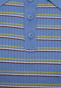 Blå kortärmad polo med ribbad textur, som har horisontella ränder i grönt, gult och brunt, samt tre blå knappar vid kragen.