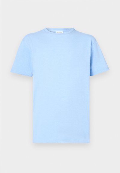 Ανοιχτό μπλε κοντομάνικο μπλουζάκι από μαλακό ύφασμα. Σχέδιο με στρογγυλή λαιμόκοψη, ίσια ραφή στο τελείωμα και ελάχιστη υφή. Χωρίς μοτίβα ή διακοσμητικά στοιχεία.