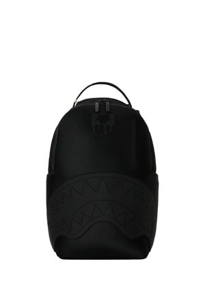 Zaino nero con maniglia superiore e design a bocca di squalo in rilievo sulla tasca frontale, con doppia chiusura lampo.