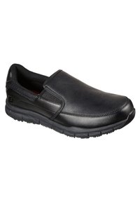 Zapato casual negro sin cordones con empeine de cuero texturizado, paneles laterales elásticos, cuello acolchado y suela de goma flexible con patrón.