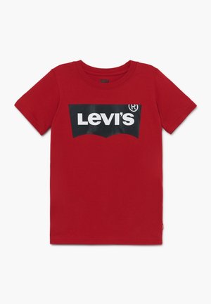 Rotes T-Shirt mit kurzen Ärmeln, schwarzem rechteckigem Logopanel und weißem "Levi's"-Schriftzug, zentriert auf der Brust.