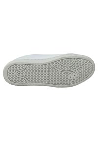 Fehér sneaker talpa texturált gumi dizájnnal, körkörös mintákkal és logóval. A széle enyhén megemelt, sima felülettel.