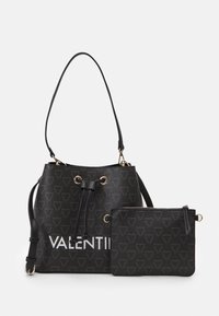 Czarna torba typu bucket z wytłaczanym wzorem logo, złotym okuciem oraz odpinaną saszetką na zamek. Posiada zamknięcie na sznurek i pasek na ramię.