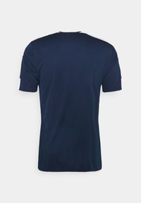 Marinblå atletisk t-shirt, kortärmad, rund hals, tillverkad av ett slätt tyg med vita accenter på axlarna och vänster ärm.