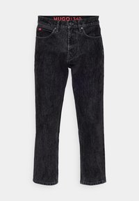 Jean denim noir coupe droite avec cinq poches, fermeture à bouton, et étiquette rouge "HUGO 340" à l'intérieur de la ceinture.