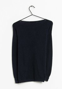 Marinblå stickad tröja med en off-shoulder-design, långa ärmar, ribbade muddars och fåll, hängande från en svart krok mot en vit bakgrund.