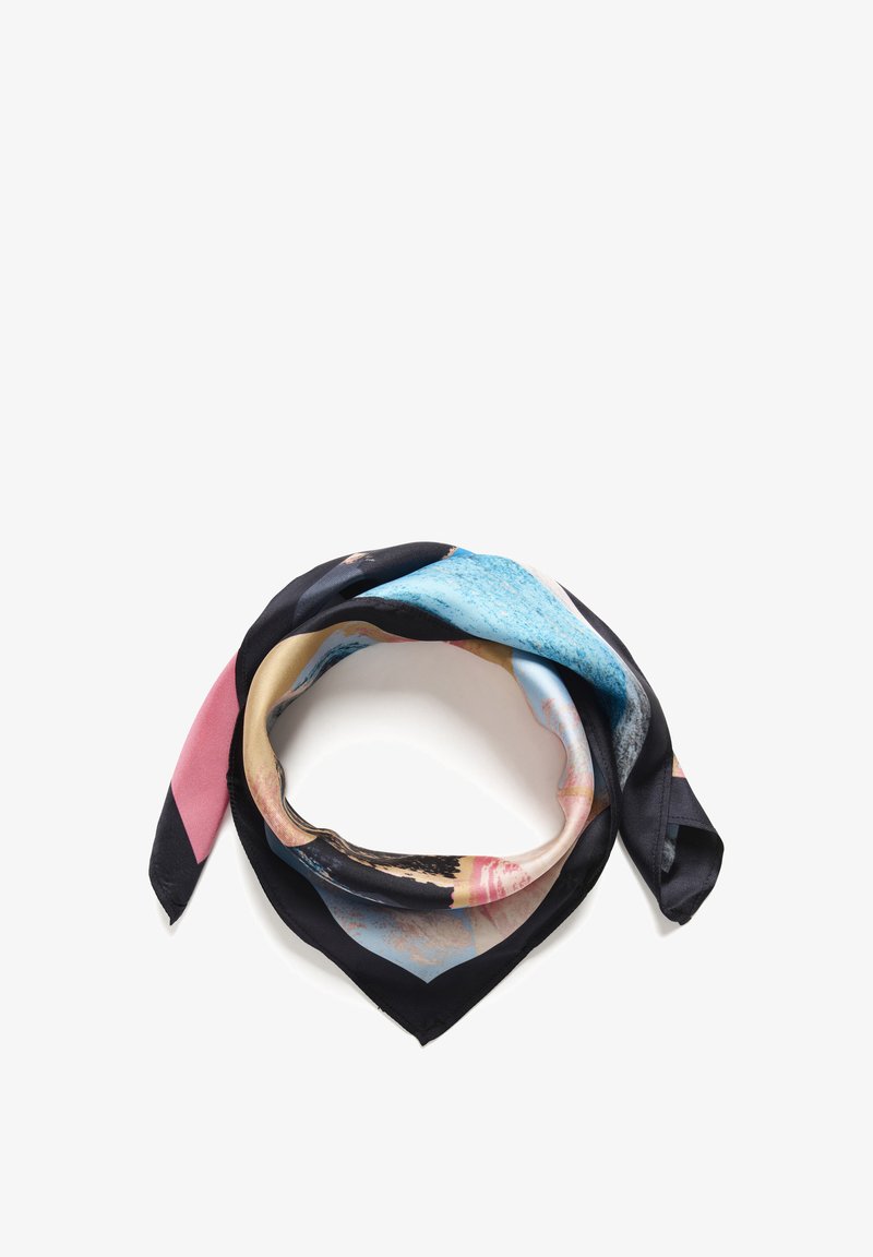 Szal jedwabny z geometrycznym wzorem w odcieniach niebieskiego, różowego i czarnego, o gładkiej fakturze i spiczastych końcach.