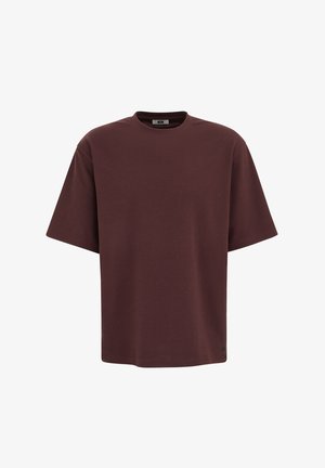 Tumepruun, lühikeste varrukatega ümara kaelusega T-särk lahtise lõikega, esitletud valgel taustal.