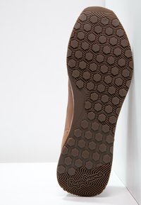 Pepe Jeans Tenisky - dark brown