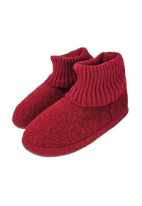 Rode vilten slippers met ribgebreide manchet, ronde neus en korte hoogte; zachte textuur en duurzame rubberen zolen voor binnenshuis gebruik.