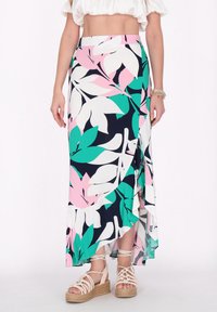 Maxi nederdel med blomsterprint, der har en marineblå baggrund, pink og grønne bladedesigns, asymmetrisk kant og let stof.