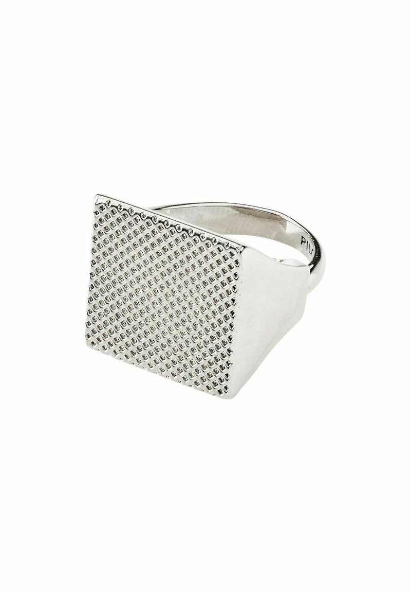 Bague en argent avec une monture carrée ornée d'un motif en grille texturé. Anneau lisse avec une finition polie, mettant en valeur des propriétés réfléchissantes.