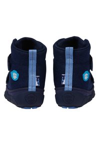 Marineblaue Filzstiefel mit hellblauen Riemen und einem Bärenlogo. Kurzes, abgerundetes Design mit weicher Textur und Gummisohle für guten Halt.