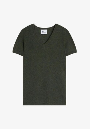 V-paita lyhyillä hihoilla tummanvihreää kashmiria. Sisältää sileän pinnan ja rialliset helmat. Kauluksessa oleva etiketti lukee "Just Cashmere."