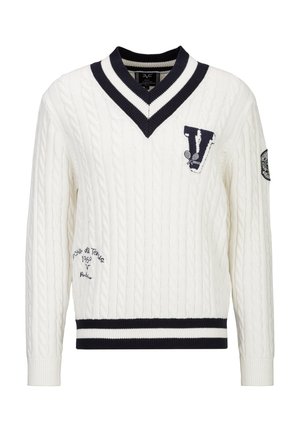 Weißer V-Ausschnitt Pullover mit Zopfmuster, marineblaue Streifen, besticktem "V" und Tennis-Motiven auf der Brust sowie einem Ärmelabzeichen am linken Arm.