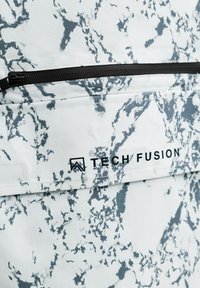 Tissu marbré blanc et gris avec une fermeture éclair noire et un logo "TECH FUSION" imprimé sur un rabat de poche.