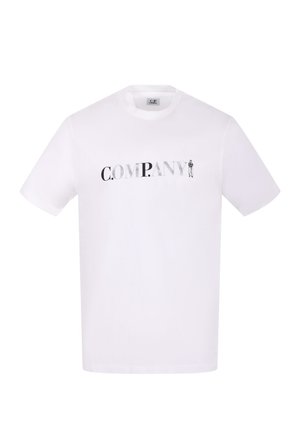 T-shirt bianca a maniche corte con la scritta "COMPANY" stampata in lettere nere e grigie e una piccola figura in piedi accanto al testo.