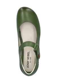 Groene leren Mary Jane-schoenen met een ronde neus, verstelbare band en contrasterende tan knoopdetail. Zacht binnenste voering zichtbaar.