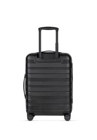 Schwarzer Hartschalenkoffer mit horizontalen Rillen, ausziehbarem Griff und vier Rädern für Mobilität. Glatte Textur und kompaktes Design.