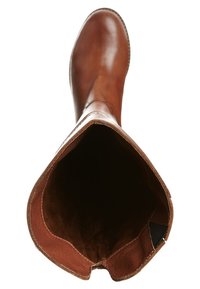 Brązowy skórzany trzewik za kolano z gładką powierzchnią, lekko zaokrąglonym noskiem oraz miękką podszewką; posiada przeszywany szew wzdłuż góry.