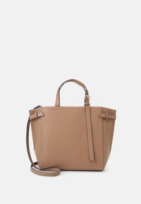 Sac à main en cuir tan avec deux poignées et une bandoulière réglable. Présente une forme rectangulaire, un marquage en relief et un design minimaliste.