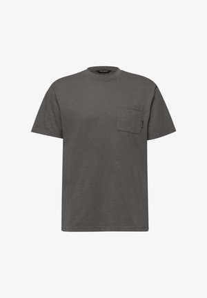 Tummanharmaa lyhythihainen pyöreäkauluksinen T-paita, jossa on vasemmalla rinnalla tasku ja taskun reunassa pieni musta etiketti.
