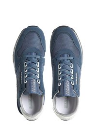 Scarpe da ginnastica blu con tomaia in rete e suede, punta rotonda, suole bianche e lacci a contrasto. Logo evidente sul lato.