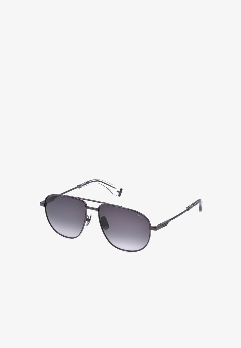 Lunettes de soleil aviateur en métal noir avec verres dégradés foncés et embouts en plastique transparent sur les branches, sur fond blanc.