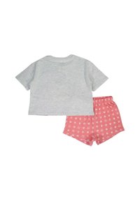 T-shirt gris à manches courtes en coton, associé à un short corail orné de motifs de crânes blancs, avec une taille élastique et une coupe décontractée.