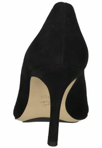 Zwarte suede hoge hak met een puntige neus, slanke stilettohak en een gladde binnenvoering. Geen zichtbare versieringen of patronen.