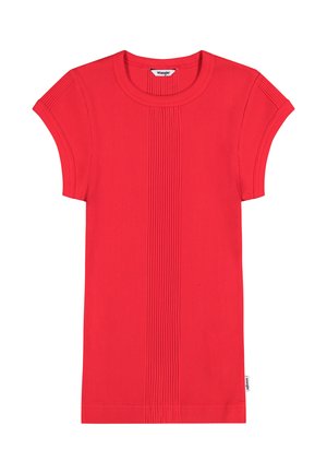Camiseta roja de manga corta con textura acanalada, cuello redondo y etiqueta de la marca Wrangler en el cuello y la costura lateral.