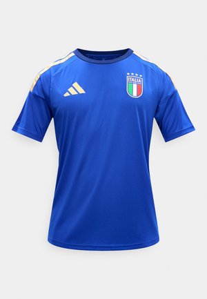 Μπλε αθλητική φανέλα με κοντό μανίκι, με κίτρινο λογότυπο Adidas και το έμβλημα της εθνικής ομάδας της Ιταλίας με τέσσερα αστέρια από πάνω.