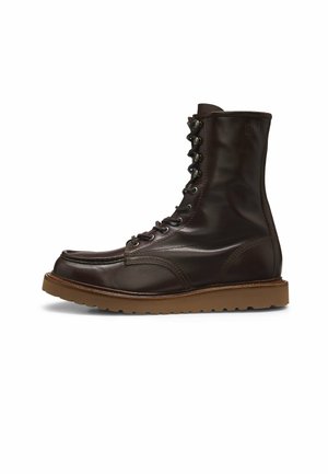 Dunkelbrauner Leder-Hochschaftstiefel mit Schnürung vorne und hellbrauner Gummisohle, Seitenansicht.