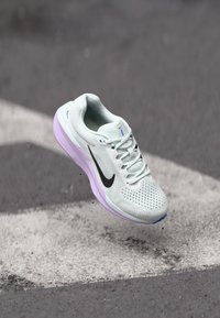 AIR WINFLO 11 - Pantofi de alergare pe asfalt - summit white/black/violet mist/sapphire/chalk