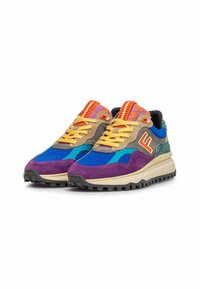 Sneaker colorate caratterizzate da un mix di materiali: suede viola, rete blu e accenti arancioni. Suola spessa con battistrada nero per una buona aderenza.