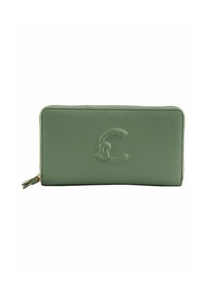 Portefeuille en cuir vert avec surface texturée, fermeture à glissière et logo en relief à l'avant. Présente des finitions en métal doré et une surface lisse.