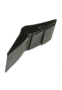 Billetera de cuero negro con una superficie texturizada, que cuenta con múltiples ranuras para tarjetas, compartimentos y un diseño cosido. Abierta en un ángulo para mostrar el interior.