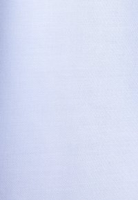 Tissu bleu clair avec un fin motif de tissage diagonal et une texture lisse.