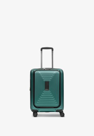 Maleta rígida con ruedas en color teal, con textura acanalada, mango retráctil y cuatro ruedas para una fácil movilidad. Presenta un panel de logo negro.