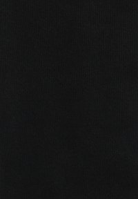 Czarny, żebrowany materiał o gładkiej fakturze. Materiał wydaje się rozciągliwy i jednolity w kolorze, bez widocznych wzorów lub detali.