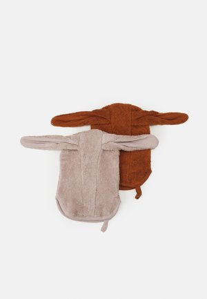 Duas toalhas de capuz com design de coelho, uma castanha e outra cinza claro. Ambas apresentam um tecido macio e texturizado com orelhas longas e flácidas.