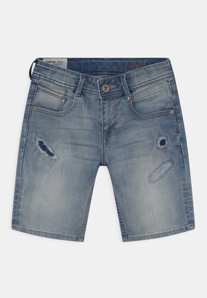 Shorts en denim bleu avec des patchs déchirés sur l'avant des cuisses, fermeture par bouton et zip, ainsi que des poches avant et une poche monnaie.