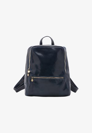 Marineblaue Leder-Rucksack mit glänzender Oberfläche, ausgestattet mit goldfarbenen Beschlägen, einer vorderen Reißverschlusstasche und zwei verstellbaren Trägern.